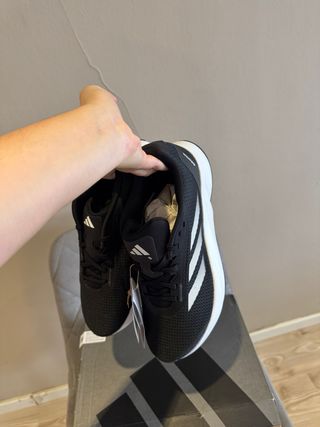 Zapatillas Adidas Negras y Blancas