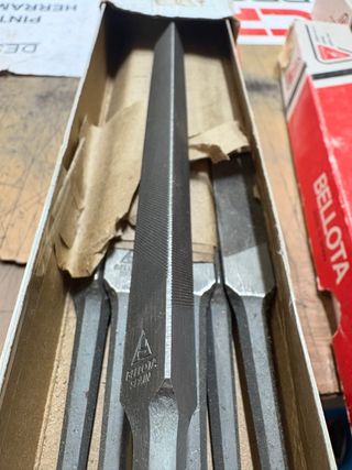 Lima triangular Bellota