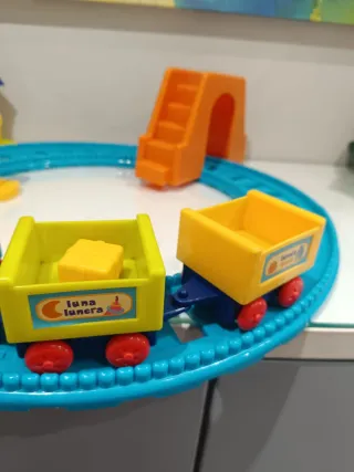 Tren de juguete con vagones y estación