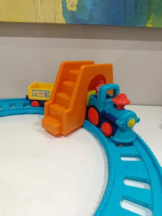 Tren de juguete con vagones y estación