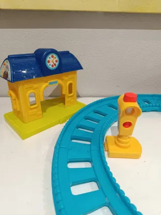 Tren de juguete con vagones y estación