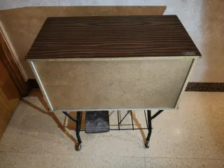 Mesita auxiliar vintage con ruedas