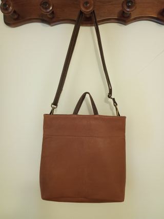 Bolso de piel marrón convertible mochila