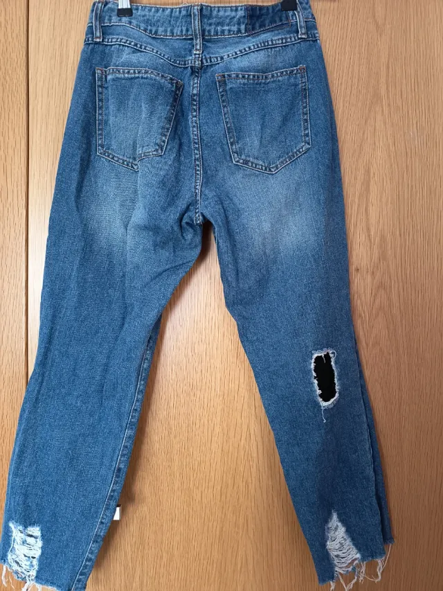 Vaqueros desgastados con parches