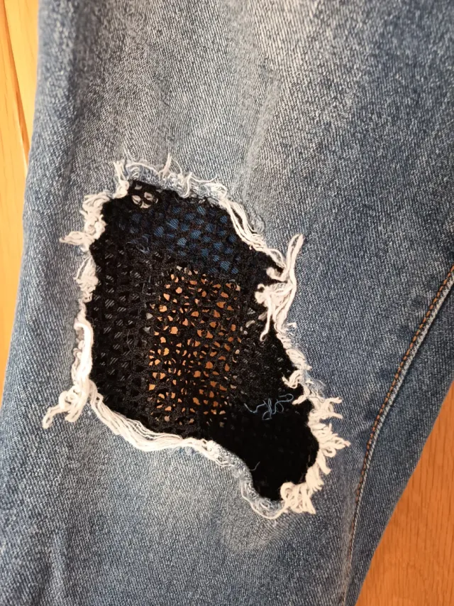 Vaqueros desgastados con parches