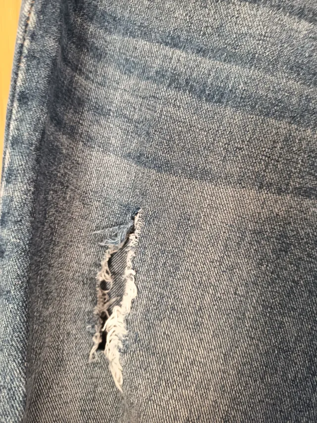 Vaqueros desgastados con parches