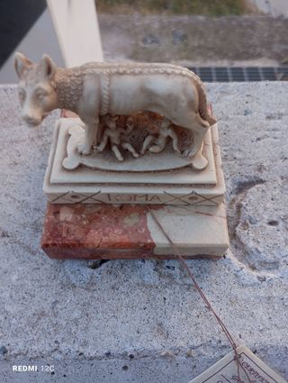 Piccola Lupa Romana con Romolo e Remo