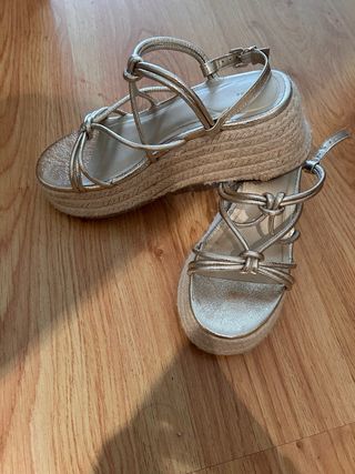 sandalias doradas plataforma