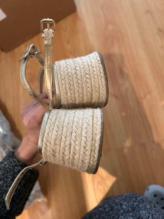 sandalias doradas plataforma