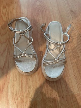 sandalias doradas plataforma