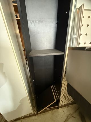 Estantería negra de madera