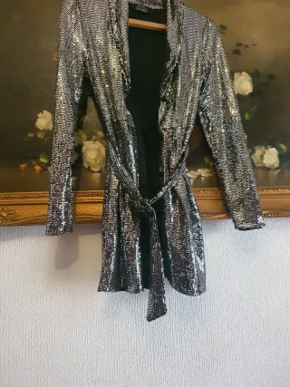 Americana plateada con cinturón