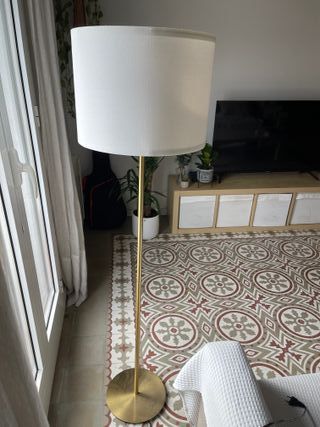 Lámpara de pie dorada y blanca Ikea