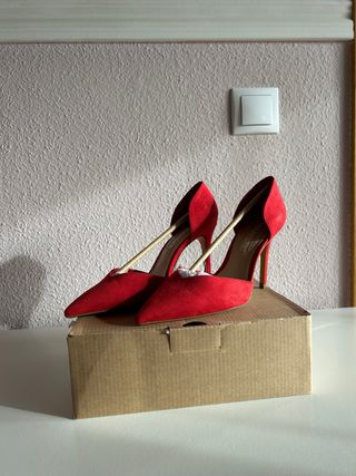 Tacones rojos de ante