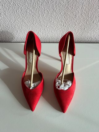 Tacones rojos de ante