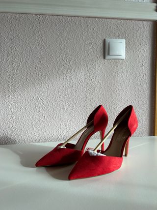 Tacones rojos de ante