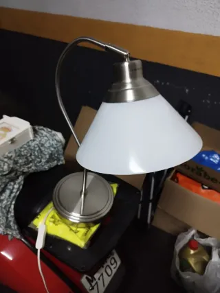 Lámpara de escritorio plateada y blanca