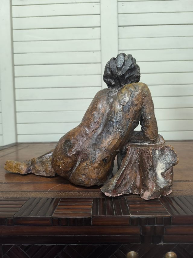 Escultura cerámica mujer desnuda. Firmada