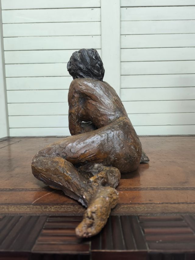 Escultura cerámica mujer desnuda. Firmada