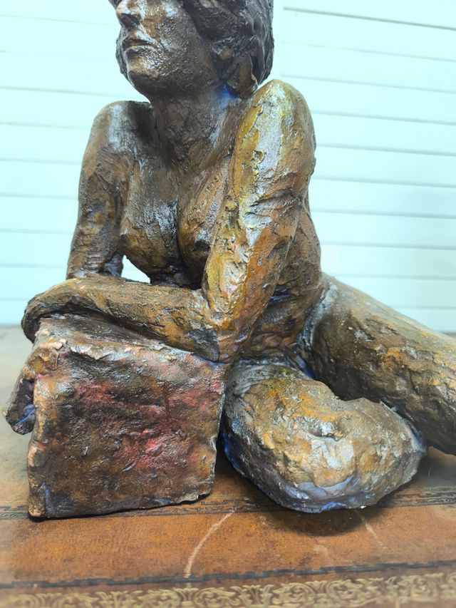 Escultura cerámica mujer desnuda. Firmada
