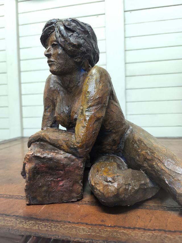 Escultura cerámica mujer desnuda. Firmada