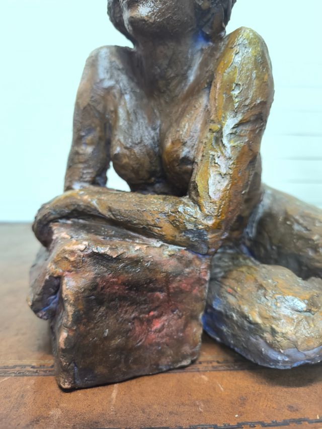 Escultura cerámica mujer desnuda. Firmada