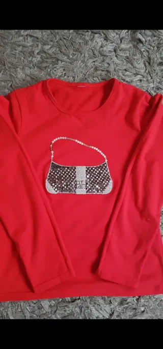 Camiseta roja con bolso plateado