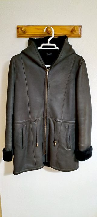 Abrigo de piel con capucha para mujer.