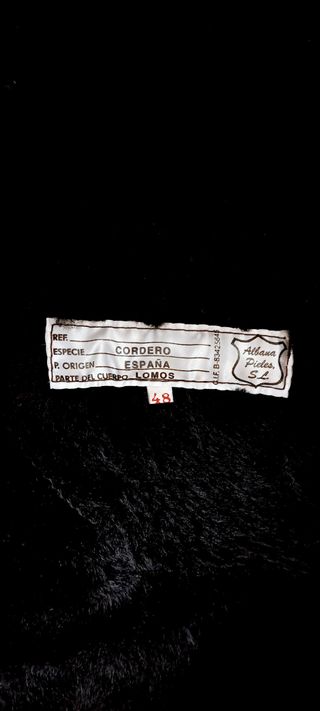 Abrigo de piel con capucha para mujer.