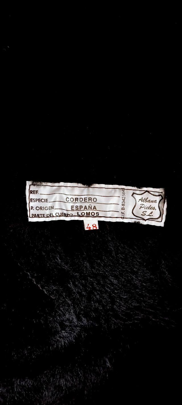 Abrigo de piel con capucha para mujer.