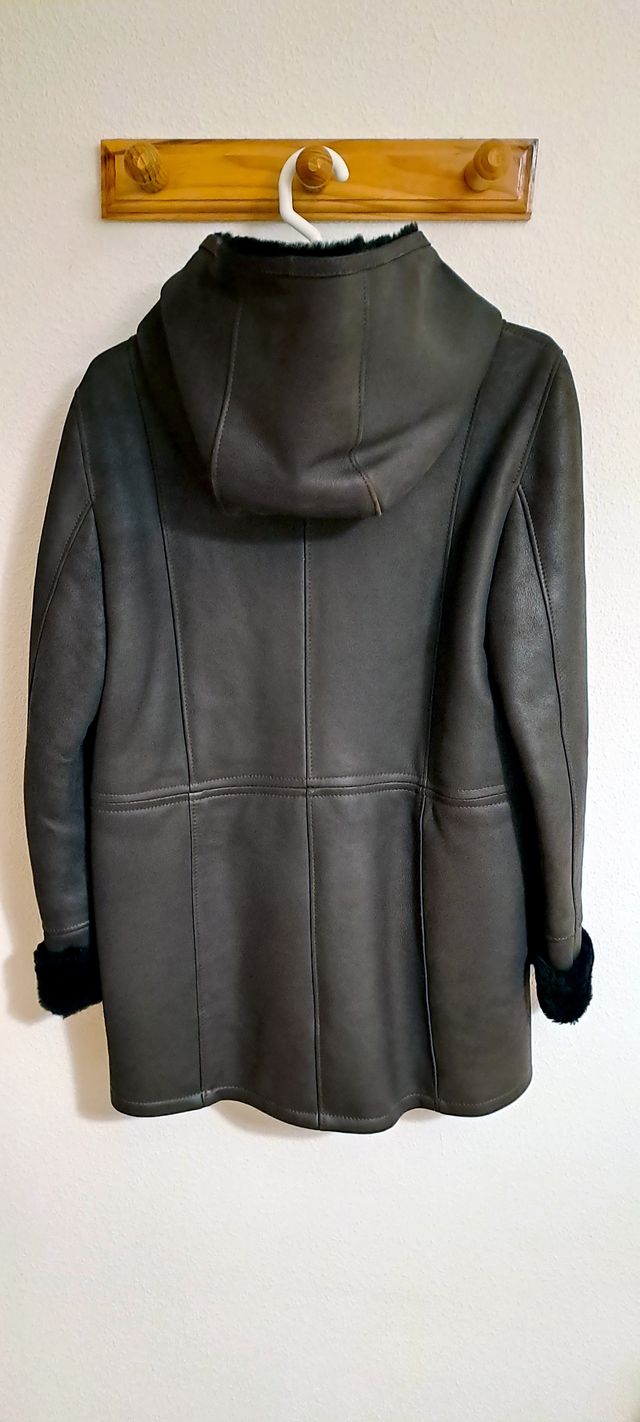 Abrigo de piel con capucha para mujer.