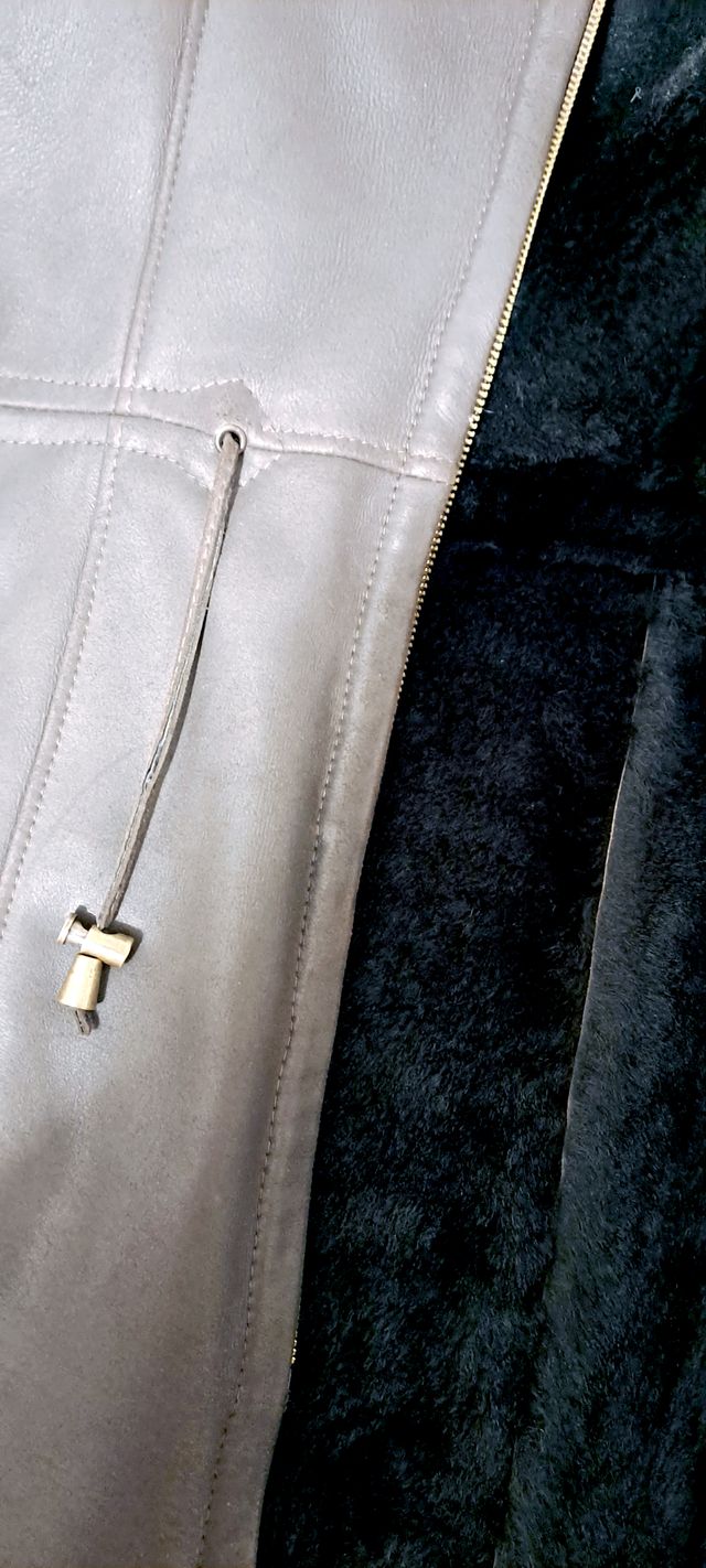 Abrigo de piel con capucha para mujer.