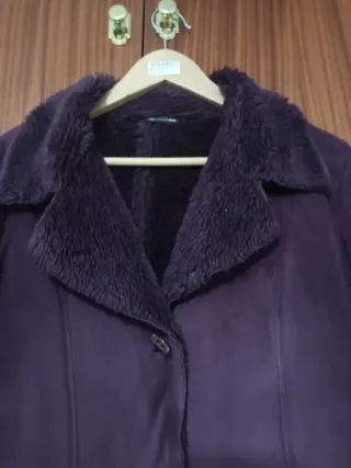 Chaquetón morado con cuello de pelo