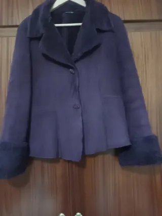 Chaquetón morado con cuello de pelo