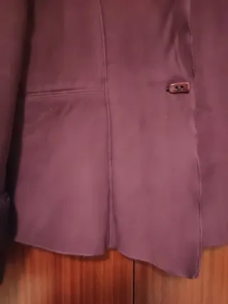 Chaquetón morado con cuello de pelo