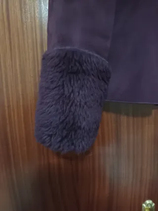 Chaquetón morado con cuello de pelo