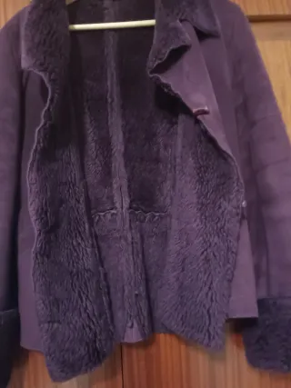 Chaquetón morado con cuello de pelo