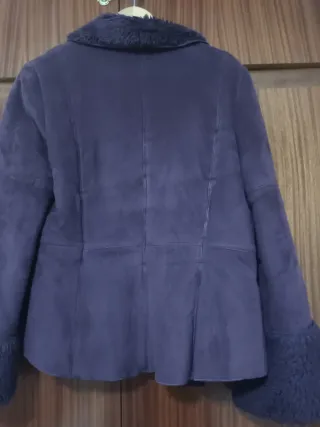 Chaquetón morado con cuello de pelo