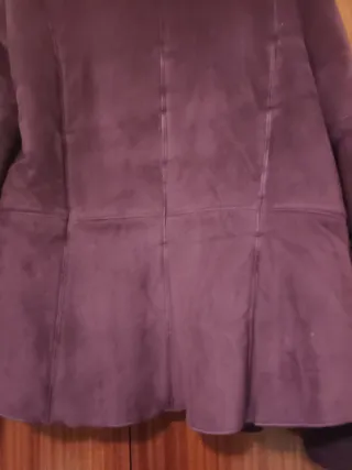 Chaquetón morado con cuello de pelo