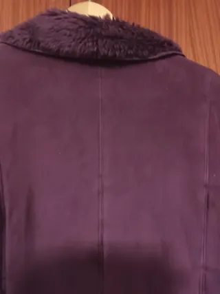 Chaquetón morado con cuello de pelo
