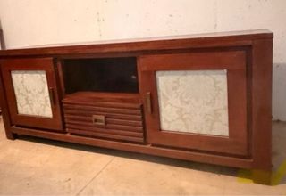 Mueble bajo de madera con decoración