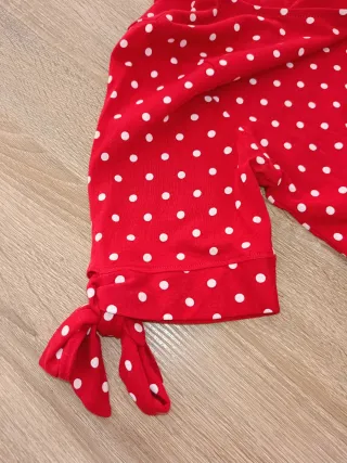 Camisa roja lunares blancos