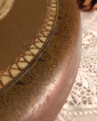 Scatola vintage di latta ovale decorata TJOKLAT