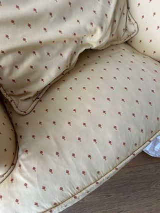 Butaca de tela amarilla con estampado