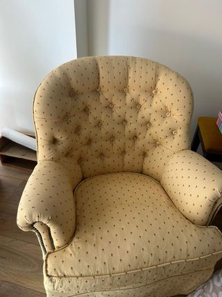 Butaca de tela amarilla con estampado