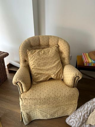 Butaca de tela amarilla con estampado