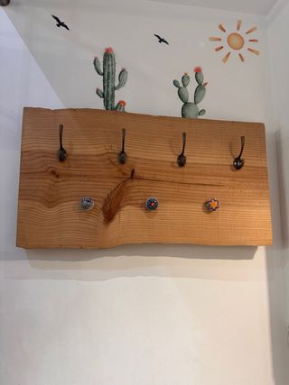 Perchero de madera con adornos
