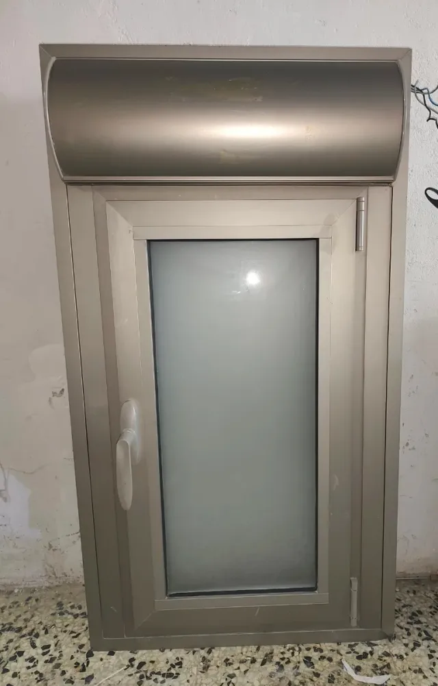Estupenda ventana motorizada en aluminio