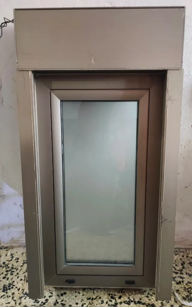 Estupenda ventana motorizada en aluminio