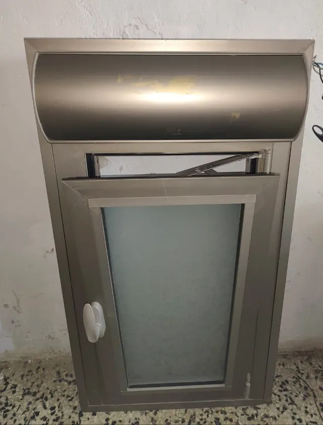 Estupenda ventana motorizada en aluminio